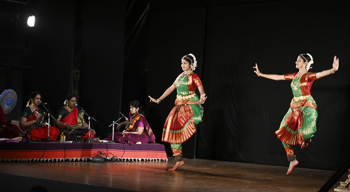 Mahati Kannan and Ramya Venkataraman  with Gayatri Kannan and Parur M.S. Ananthashree (vocal), Sreelakshmy Bhat (violin). 